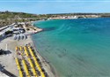 foto plaz pri hoteli Seabank Resort&Spa v stredisku Mellieha Bay na ostrove Malta