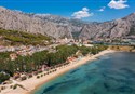 foto panoramaticky pohlad na plaz a mobilne domy Camp Galeb v letovisku Omis v Chorvatsku