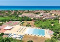 foto bazen a kurty hotela Mimose Beach Village v Badesi na talianskom ostrove Sardinia
