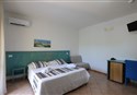 foto izba hotela Mimose Beach Village v Badesi na talianskom ostrove Sardinia