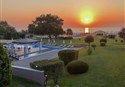 foto zapad slnka s vyhladom na plaz a bazen s terasou hotela Dion Palace, stredisko Litochoro, Olympska riviera, Grecko
