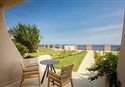 foto izba s vyhladom na more hotela Mangia´s Sardinia Resort v Santa Teresa Gallura na talianskom ostrove Sardinia