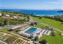 foto letecky zaber na areal hotela Mangia´s Sardinia Resort v Santa Teresa Gallura na talianskom ostrove Sardinia